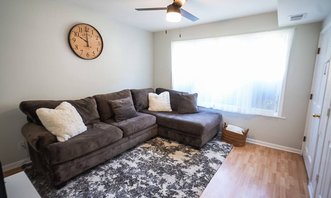 Berwyn Apartment | 3B Condo - Easy Access to Downtown Chicago w/ Backyard - Pet Friendly!