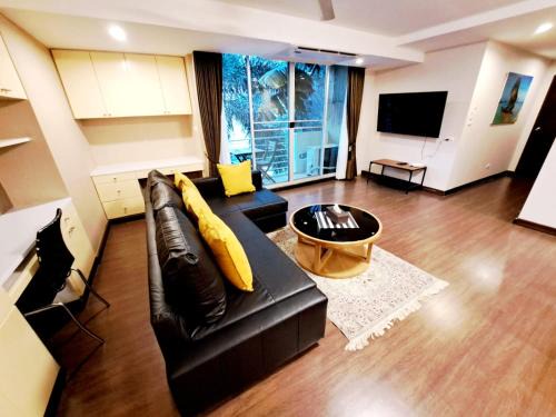 Khlong Toei Nuea House | Prime 2-Bedroom Retreat Near Asoke BTS with Pool