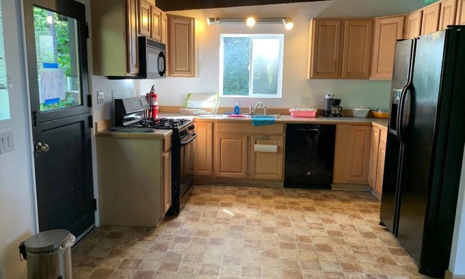 Mercer Island House | Cozy 3BD Home with Yard in Quiet Neighborhood, Sleeps 8