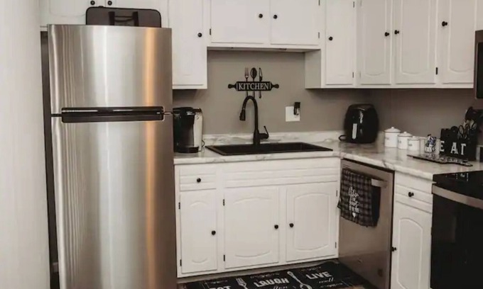 Bartonville House | Convenient 3bd Bungalow Near Airport - Pet Friendly & Family-Ready