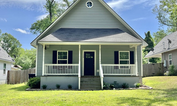 Longview House | Family-Friendly 3BD Home in Heart of Longview with Kitchen