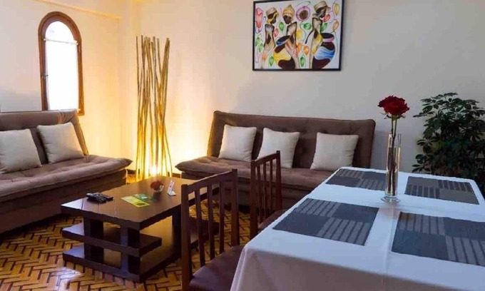 Macrodistrito Sur House | Cozy Calacoto Secret Garden: Family-Friendly with Wi-Fi