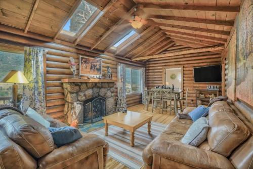 Cascade-Chipita Park House | Cozy 3BD Cowboy Cabin Near Pikes Peak for Family Getaways