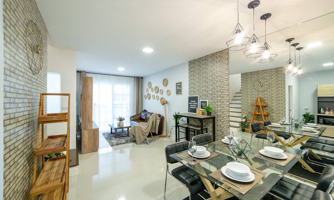 Tha Sala House | Perfectly Located 3Bd Townhouse with Free Parking & Breakfast