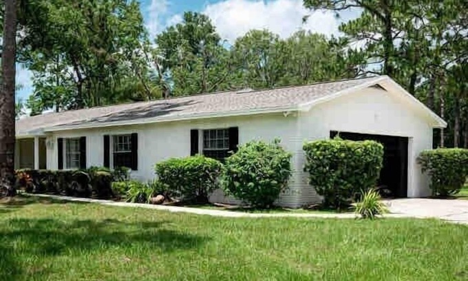 Greater Northdale House | Pet-Friendly 3BR Home near Tampa with Spa & Breakfast