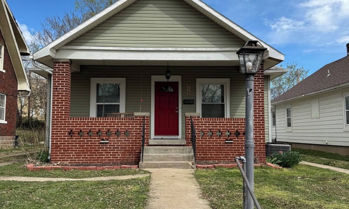 Boonville House | 3bed 1 bath close to Katy trail and isle of capri casino.