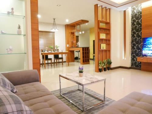Pa Bong Resort | Family-Friendly 3Bed/4Bath Near Unity School & Airport