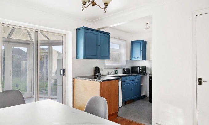 East Wickham Apartment | Cozy 3-Bed House with Kitchen & Free Wifi