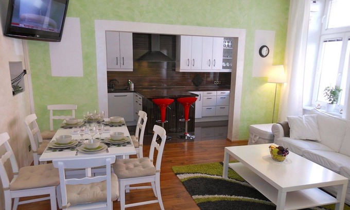 Vienna Apartment | Spacious 3-Bedroom Retreat with Pool near City Centre