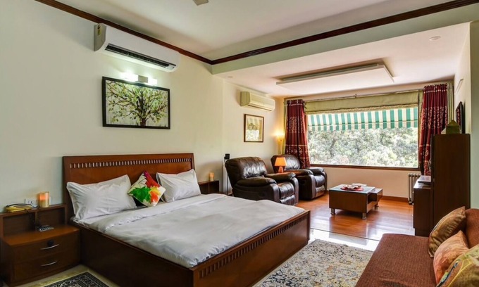 New Friends Colony Apartment | Cozy 3BHK Apartment: Child-Friendly & Luxurious Comfort