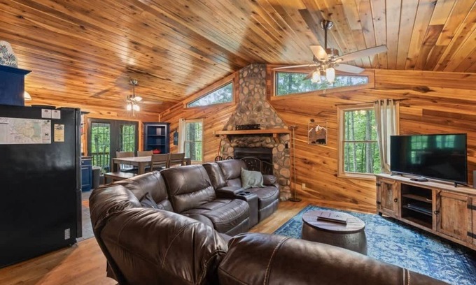 Beattyville Cabin | Explore Red River Gorge: 3BR Retreat with Hot Tub