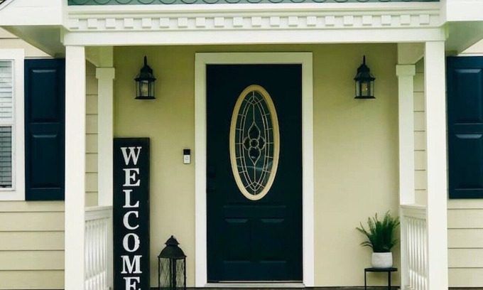 Leesville House | Inviting Home Close to Downtown Leesville with Hot Tub