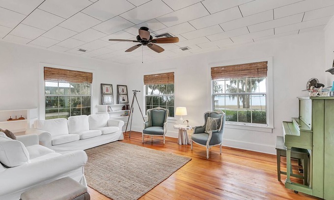 Yalaha House | Relaxing 1920s Lake Estate with Hot Tub & Boat Access