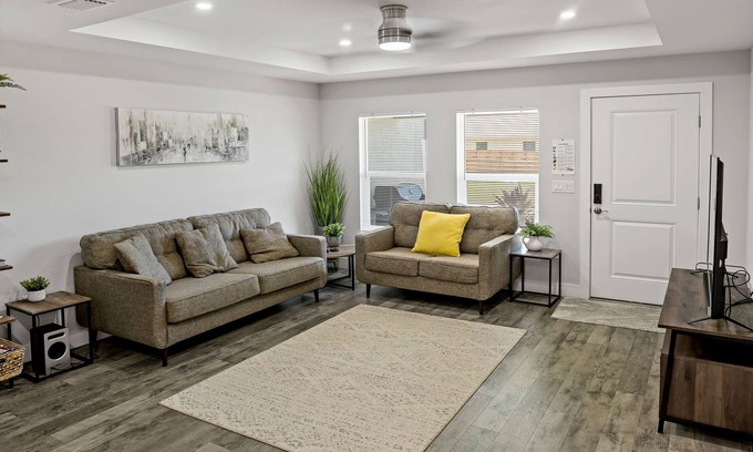 Warm Mineral Springs House | Ideal 3BR Home Near Mineral Springs with Ocean View