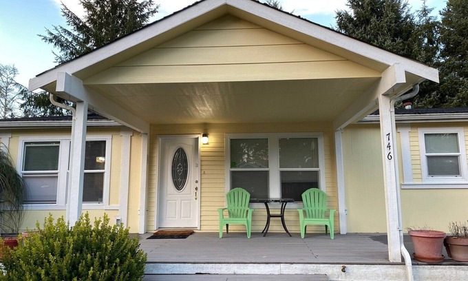 Ocean Shores House | Cozy 3Br Home Steps from the Beach with Ocean Views