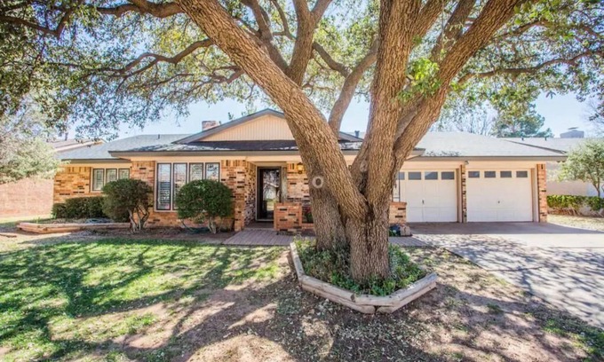 Lubbock House | Relaxing 3BR Retreat with Hot Tub & Game Room Near Shops