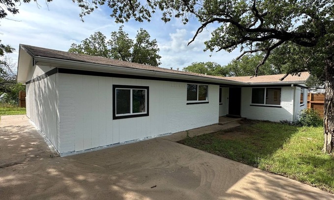 Mineral Wells House | Cozy 3 Bedroom Retreat with Scenic Views and Pet Access