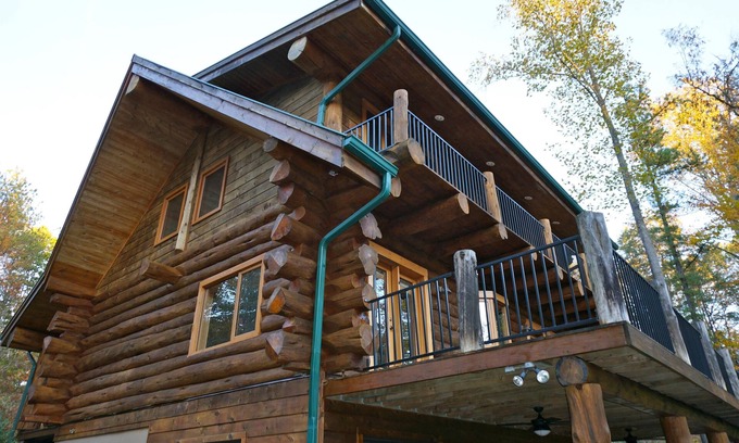 Gnaw Bone Cabin | Beautiful 3BR Log Cabin with Pool and Hot Tub Amenities