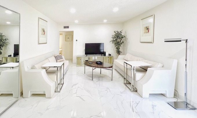 Beverly Green Apartment | Spacious 3BR Apartment Near Las Vegas Strip with Pool