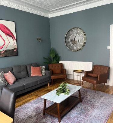 Govan Apartment | 3BR Apt Near Ibrox Subway Sleeps 7 and Parking