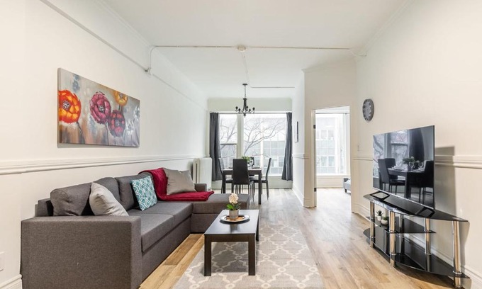 Hamilton Apartment | Family-Friendly 3BR Apartment with Netflix near King Street