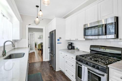 Earlewood House | Cozy 3BR Brick Haven - Steps from USC Campus