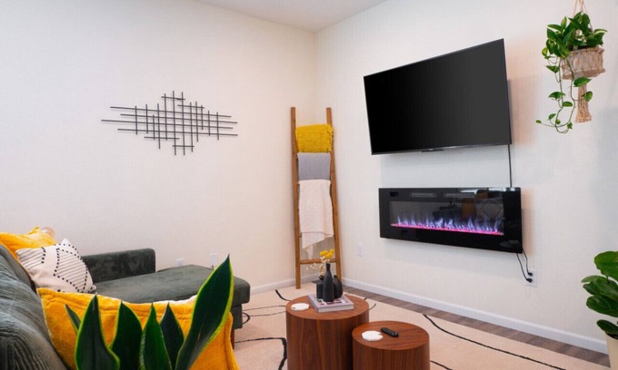 University Place Apartment | [3BR] Chic Retreat | Min from KU/Mass