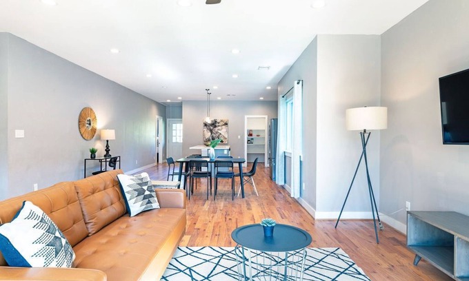 Lawndale/ Wayside House | Cozy 3BR Bungalow Near Medical Center and Stadiums