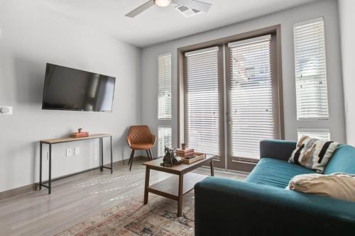 Downtown Phoenix Apartment | Exceptional 3BR RORO Suite with Pool & Pet-Friendly Amenities