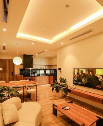 Van Giang Apartment | Cozy 3Br Ecopark Apartment with Balcony and Lake View