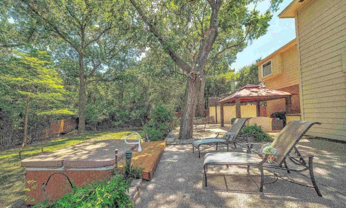 Flower Mound House | 3BR Family Oasis: Hot Tub, Office, Scenic Trails, Close to Shops, Dining, and DFW Airport