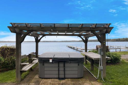 Mayfield House | Pet-Friendly 3BR Fife Lake Getaway with Hot Tub & Fire Pit