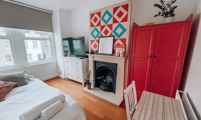 Tooting House | Modern 3BR Flat with Garden Office Near Wimbledon