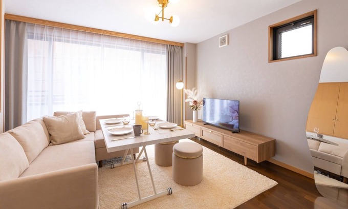 Shinsekai House | Relax in Tsutenkaku Royal House with Rooftop Dining