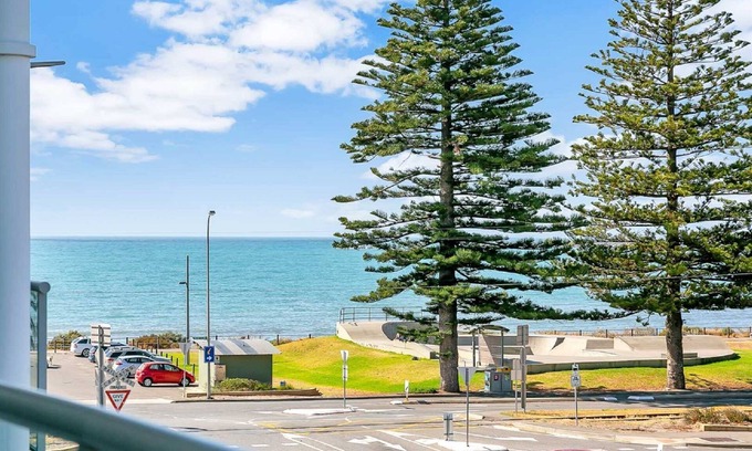Victor Harbor Apartment | Gallery Penthouse No. 13: Oceanfront Pool & Spa Retreat