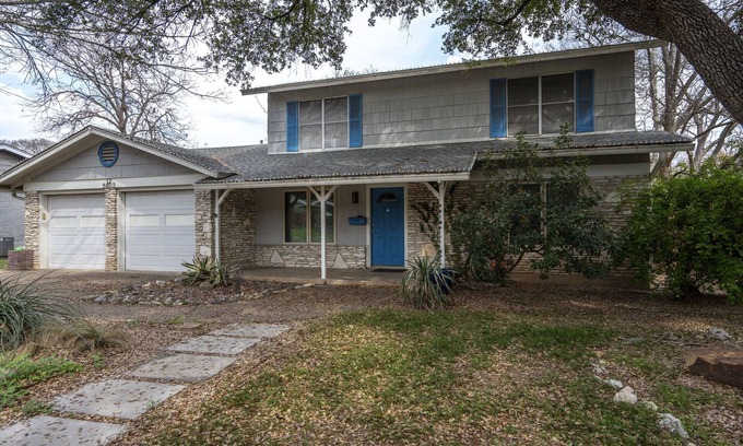 Allandale House | Cozy 3BR Gem in Allandale with Hot Tub & Breakfast