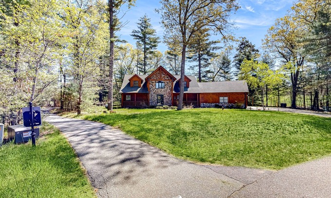Dellwood Cabin | Inviting Golf Course Cabin with Game Room & Pool Access