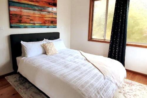 Keiraville House | 3BR Home 2 min drive to UOW, with garage, AC, Wi-Fi