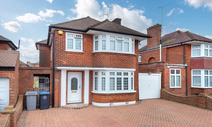 Brent House | 3BR Home | Free Parking | Queensbury Underground