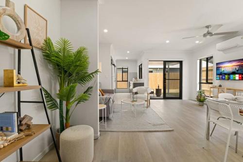 Browns Plains House | Inviting 3BR Home with Cozy Design and Full Kitchen