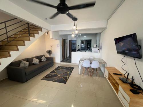 Batu Pahat House | Budget-Friendly 3BR House Near Toll Yong Peng, Family Welcome