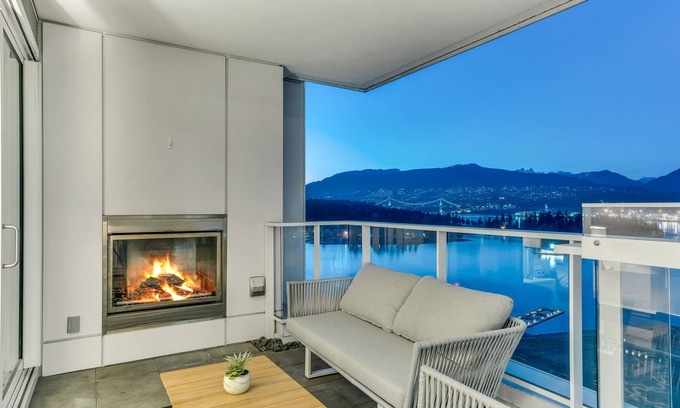 Coal Harbour Apartment | Elegant 3BR Retreat: Skyline Views & Spa in Downtown