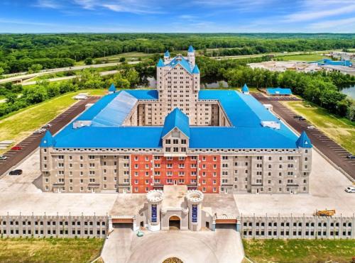 Grandville Apartment | Elegant 3BR Suite with Pool & Parking at The Grand Castle