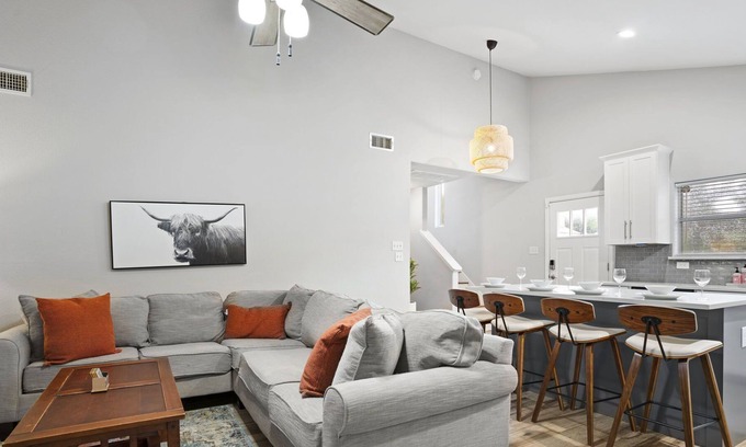 Foster Heights House | Modern 3BR East ATX Retreat with Pet-Friendly Amenities