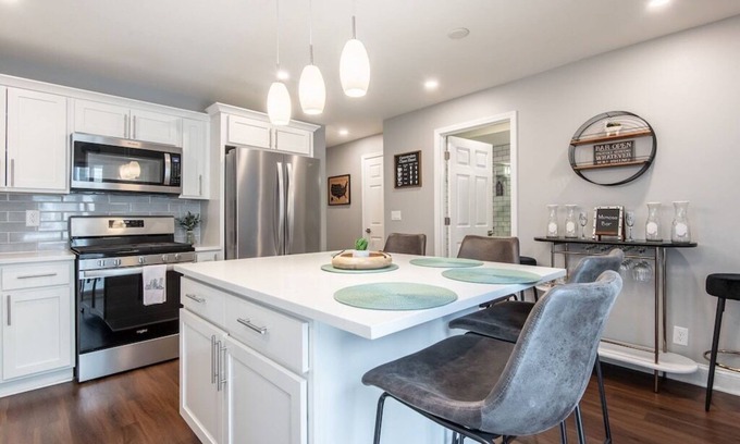 Lower East Side Apartment | Ideal East Side Unit with Ocean View & Perfect Amenities!