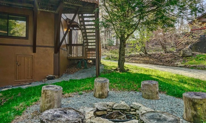 Beech Mountain House | Cozy 3BR Mountain Cabin with Views & Firepit - Sleeps 8