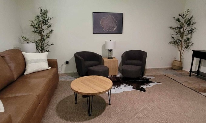 Montgomery House | 3BR Near Airport | Fast WiFi | Pet Friendly