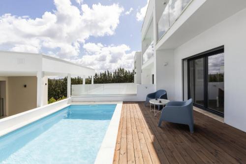 Bombarral House | Ideal 3BR Oasis with Pool & AC for Unforgettable Getaways