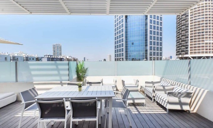 Tel Aviv City Center Apartment | Modern Skylight 3BR with Spa and Kitchen in Bograshov