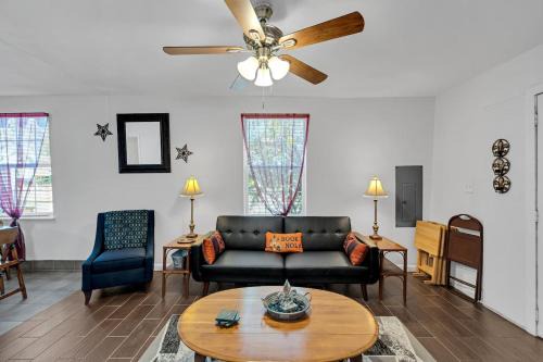 Gert Town House | 3br Retreat With Backyard In Uptown